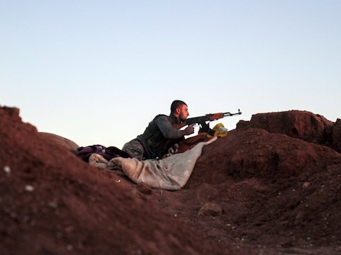 Archiefbeeld. Een Koerdische strijder houdt de wacht in Ras al-Ayn