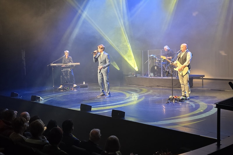 Günther Neefs terug op het podium in Cultuurhuis Herbakker, voor het eerst sinds zijn hersentrombose.