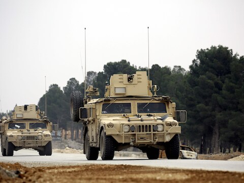 Hummers van de Amerikaanse strijdkrachten in Syrië.