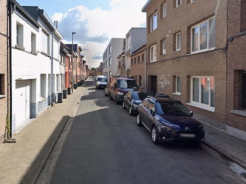 De asfaltlaag in de Veldstraat wordt vernieuwd