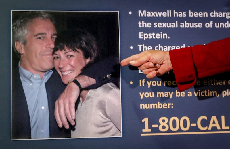 De wet verplicht het Amerikaanse ministerie van Justitie om binnen dertig dagen alle niet-geclassificeerde documenten over Jeffrey Epstein en zijn voormalige partner Ghislaine Maxwell te publiceren.