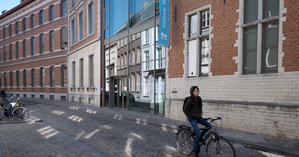 Man (39) wil zich in brand steken aan Sociaal Huis in Mechelen: “Maatschappij en man moeten worden b