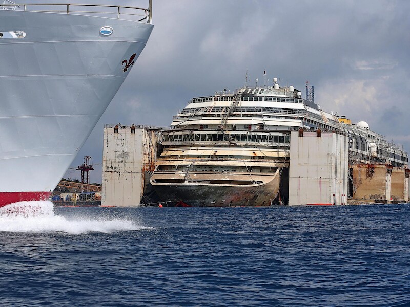 De Costa Concordia bij het rechttrekken voor het eiland Giglio.