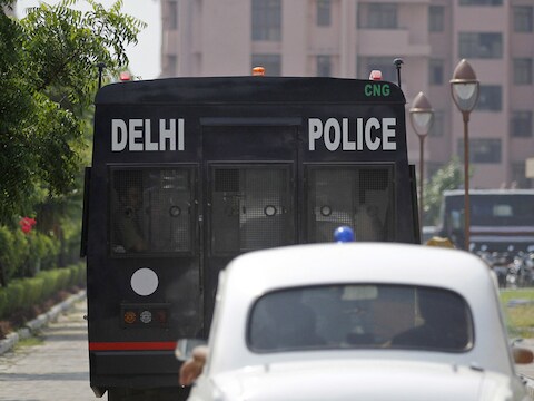 Een politiewagen in Delhi vervoert vier mannen die schuldig werden bevonden aan de brute groepsverkrachting van een vrouw, vorig jaar.