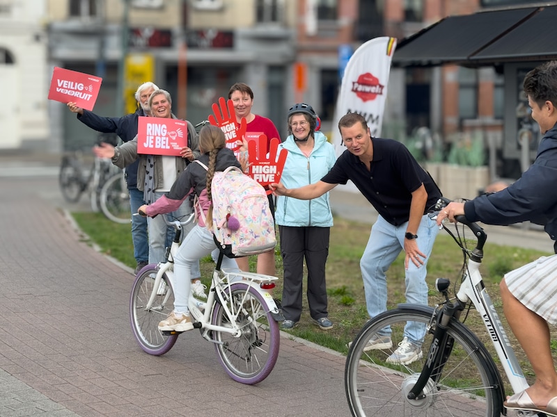 Applausactie voor fietsers aan de rotonde Leopoldlaan: “Wie voor fiets kiest, aanmoedigen”
