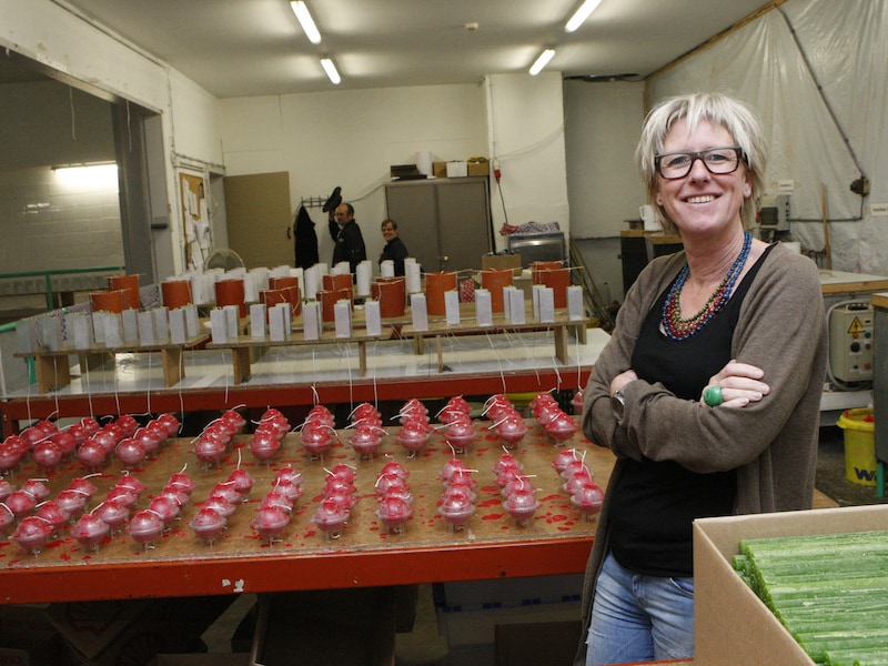 Monique De Dobbeleer tijdens haar periode als directeur van sociaal tewerkstellingsinitiatief De Vlaspit in Scherpenheuvel-Zichem, waar ze onder meer het kaarsenatelier mee uitbouwde.