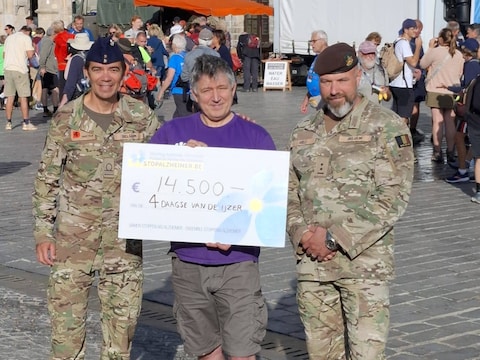 Vierdaagse van de IJzer gaf cheque voor alzheimeronderzoek aan Stop Alzheimer