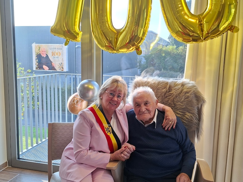 De 100-jarige Leonard Blomme met burgemeester Annick Vermeulen