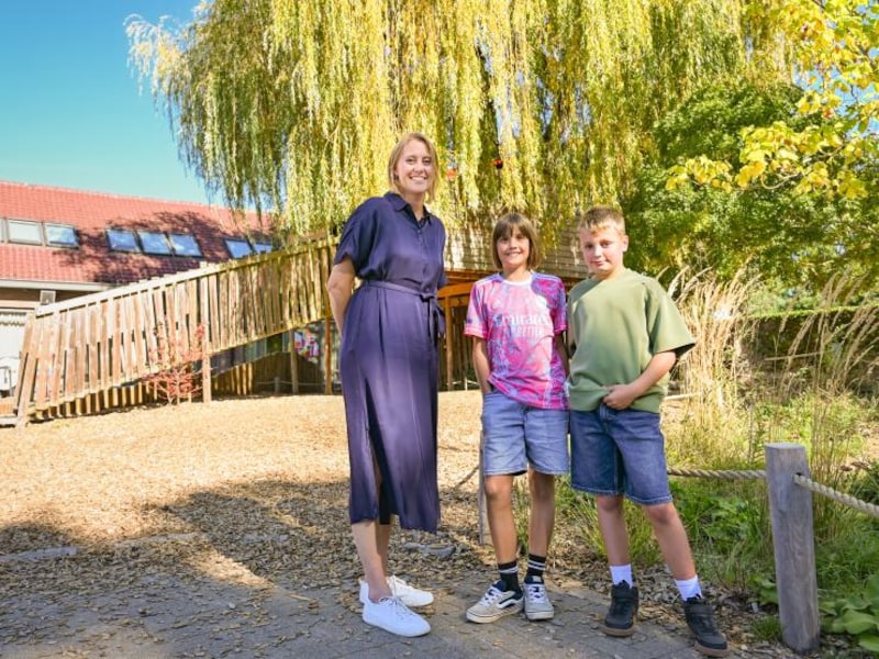 De treurwilg wordt multifunctioneel gebruikt door de kinderen van lagere school 'de Straal'.