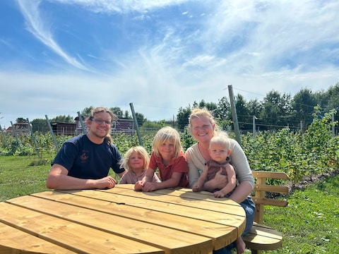 Thomas en Leonie met hun drie kinderen: Titus, Warre en Mees. 