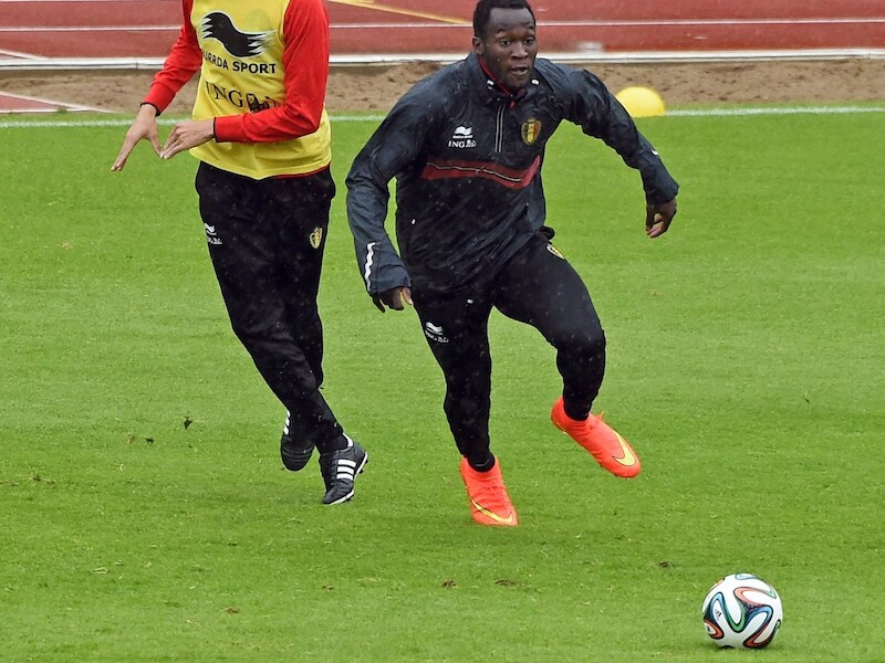 Kevin Bogemans (L) in actie met Romelu Lukaku