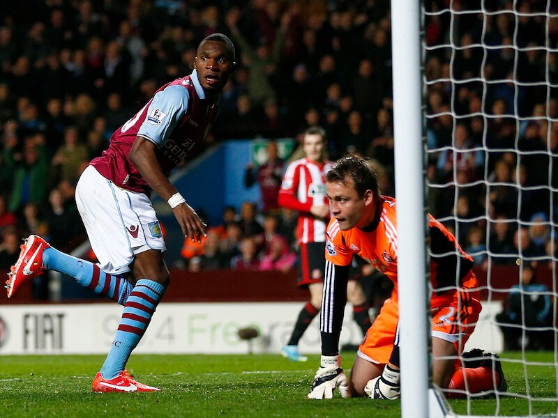 Benteke heeft net Mignolet gevloerd. Beide spelers staan in de belangstelling van een andere club in de Premier League.