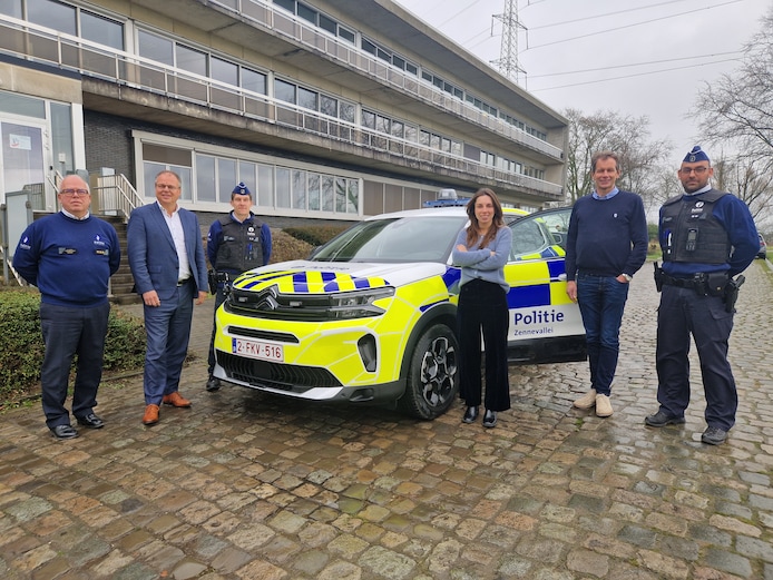 Beerselse wijkinspecteurs krijgen primeur: nieuwe dienstwagen met ...