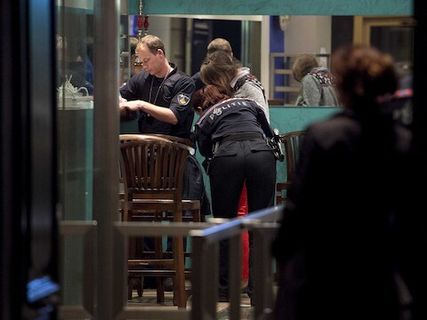 De politie viel dinsdag binnen in coffeeshop Kosbor.