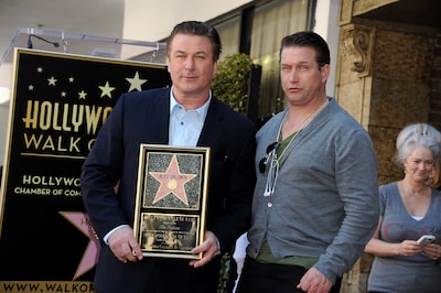 Alec Baldwin en broer betrokken bij auto-ongeval: “Tegen een boom gereden”