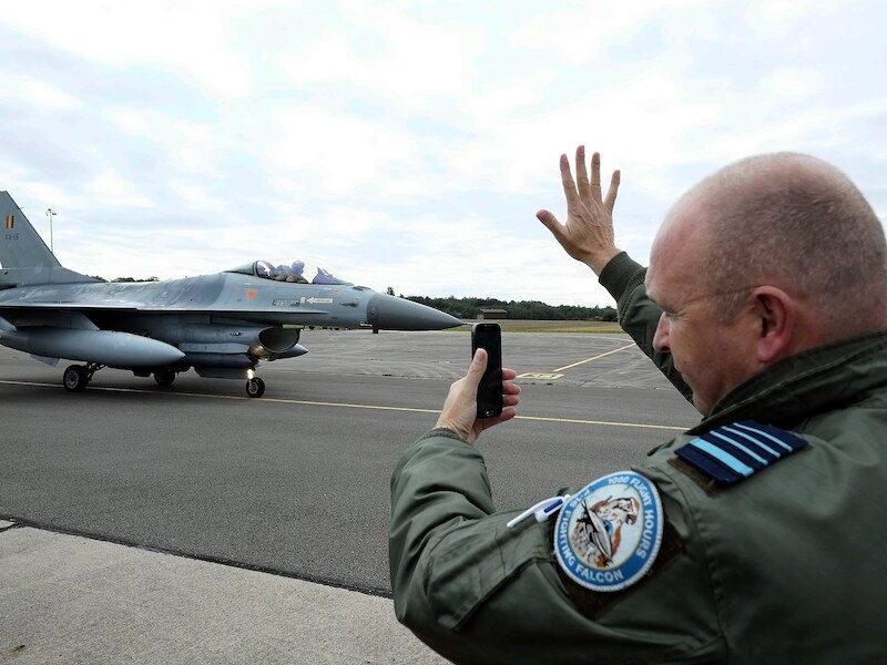 Een F-16 vertrekt richting Irak, eind september op de militaire basis van Florennes.