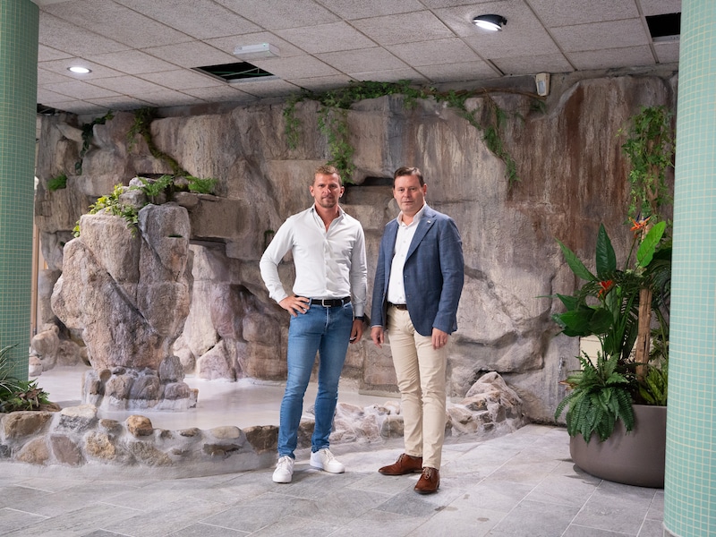 Schepen Yves Bracke en burgemeester Huys in het vernieuwde zwembad