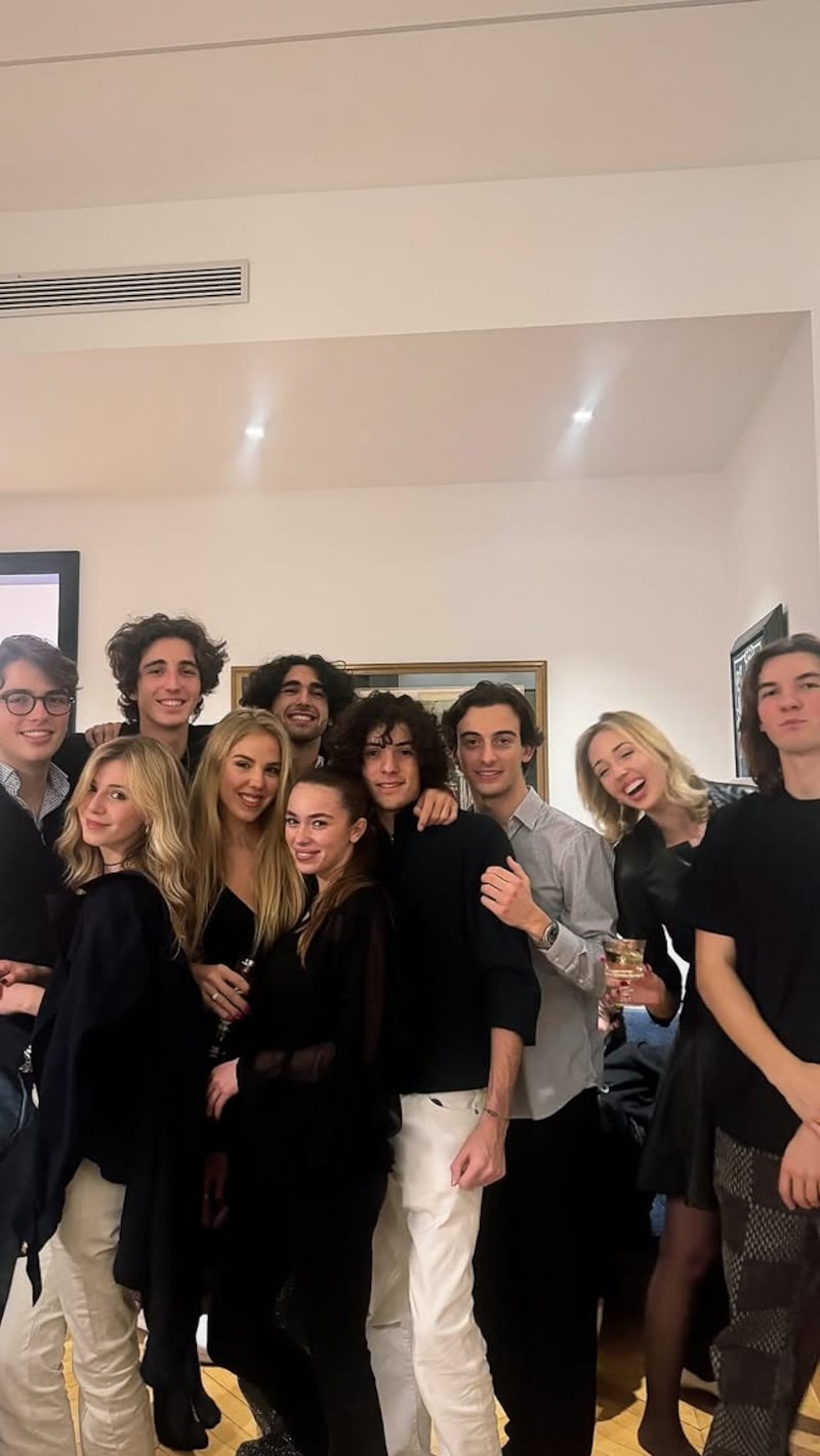 Prins Aymeric wordt omringd door vrienden én zijn vriendin Gersende.