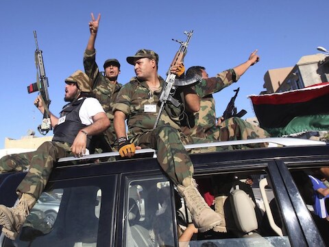 Rebellen rijden door Tripoli.