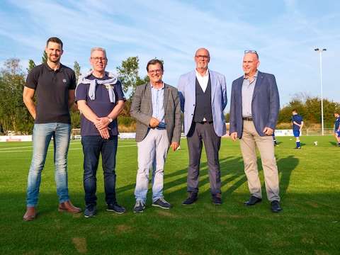 Een delegatie van het gemeentebestuur bij de opening van het nieuwe kunstgrasveld van FC Blaasveld. 