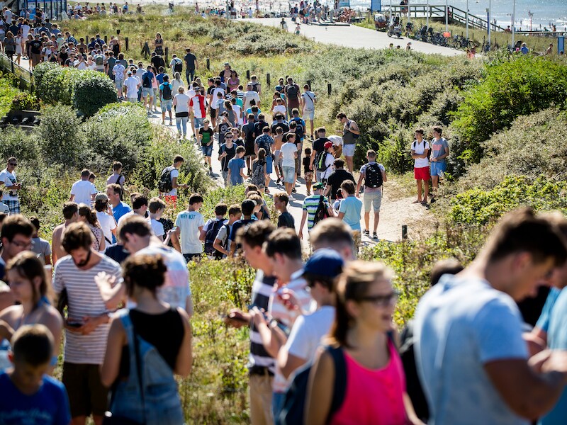Pokemon-jagers in het anders zo rustige Kijkduin bij de Nederlandse stad Den Haag in 2017. Gebruikers op zoek naar zeldzame Pokémon zorgden destijds voor overlast in de duinen.