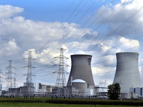 De kerncentrale van Doel (Beveren).