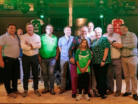 DIVAS Ninove / DIVAS United Denderhoutem trapten het nieuwe seizoen feestelijk af: het bestuur van de Divas met Marijn Devalck.