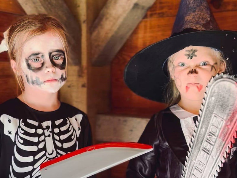 Esmée en Mirthe tonen hun griezeligste outfit voor Halloween in Koekelare