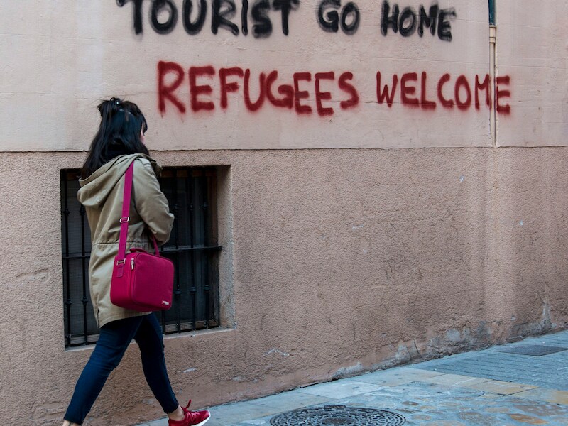 In hoofdplaats Palma de Mallorca is graffiti opgedoken met een duidelijke boodschap voor toeristen.