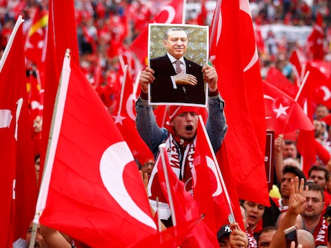 Duizenden Duitse Turken kwamen twee weken na de mislukte staatsgreep in Turkije de straat op in Keulen voor een pro-Erdoganbetoging.