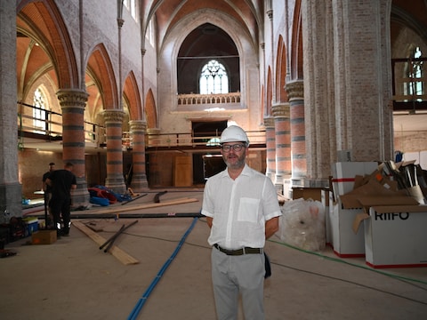Schepen Dimitri Van Laere op de werf van de Sint-Martinuskerk. De ruwbouw is bijna klaar.