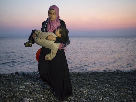 Een Syrische vluchtelinge met haar zoontje in Kos.