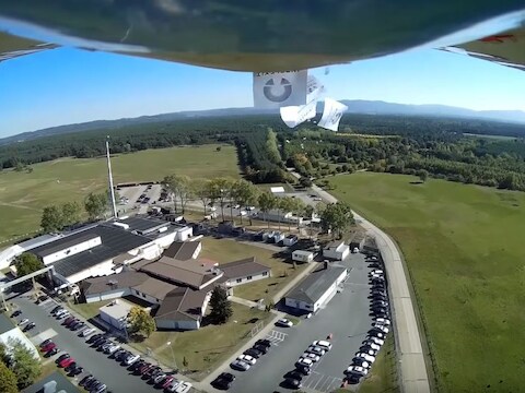De drone strooide gisteren duizenden flyers uit boven het complex.