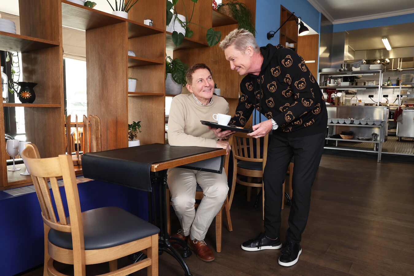 Na 10 jaar huwelijk keren Bart Kaëll en Luc Appermont terug naar waar het  begon: “Toen Luc binnenkwam, herkende ik hem meteen” | Foto | hln.be