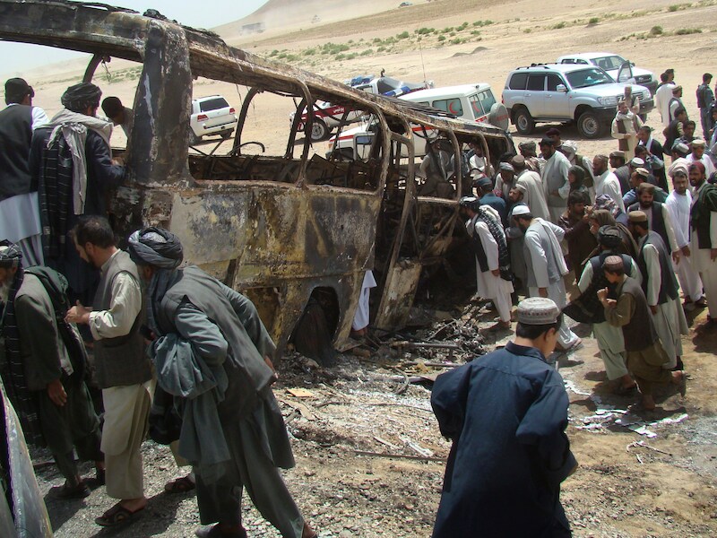 De bus botste met het wrak van een vrachtwagen die door taliban was aangevallen.