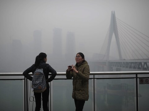 Een vrouw probeert een foto te nemen in het zuidwesten van Chongqing.