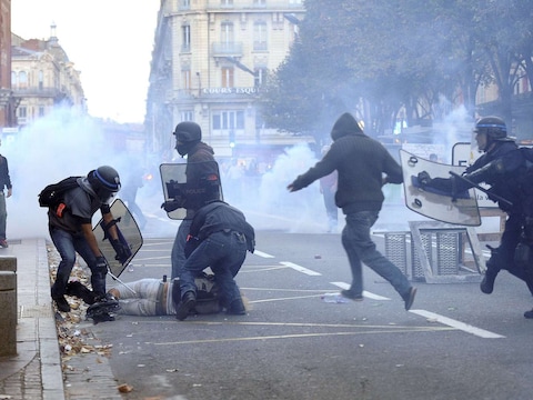 Bij protesten tegen politiegeweld in Toulouse is opnieuw hardhandig opgetreden door de Franse politie.