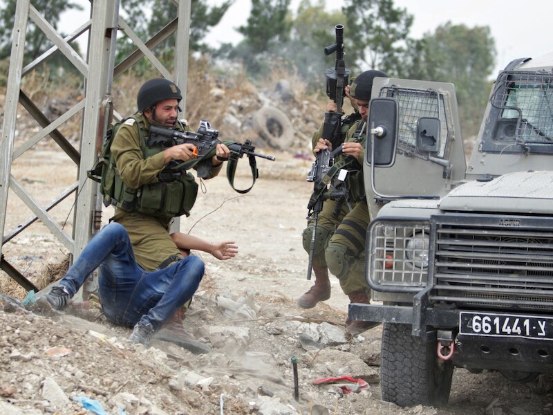 Israëlische soldaten arresteren een Palestijnse demonstrant nabij de stad Tulkarem op de Westoever.