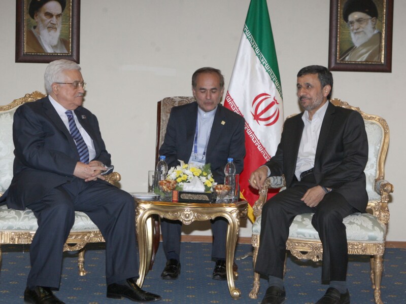 Ahmadinejad (R) ontmoette Abbas (L) gisteren in Teheran.