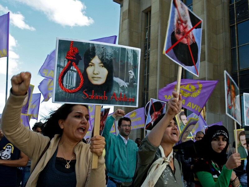 Vrouwen demonstreren in Parijs tegen het doodsvonnis dat de Iraanse Sakineh Mohammadi Ashtiani kreeg nadat ze betrapt was op overspel. Na wereldwijd protest is de vrouw in 2014 vrijgelaten.