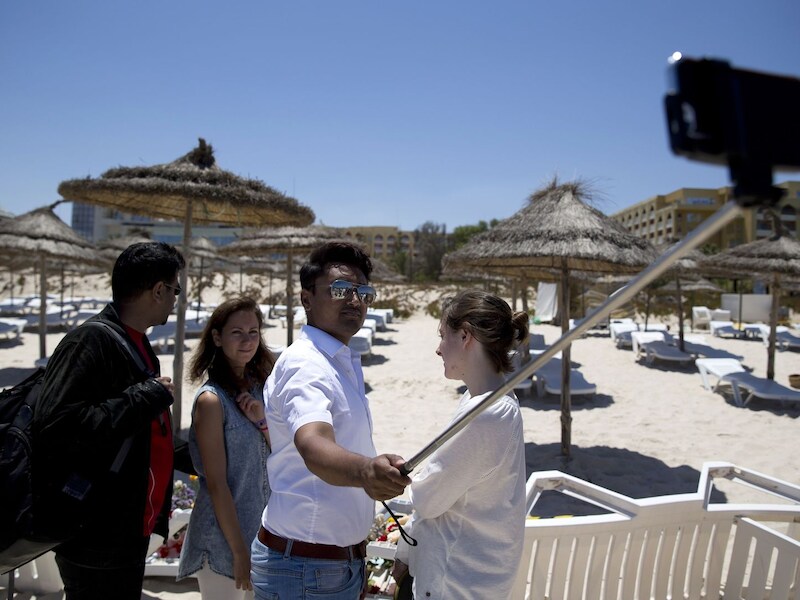 Een toerist gebruikt een selfiestick voor het Riu Imperial Marhaba Hotel