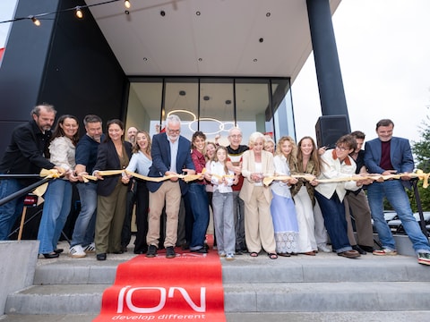 ‘Thuis’-cast mét Leah Thys viert opening van splinternieuwe ThuisHuis