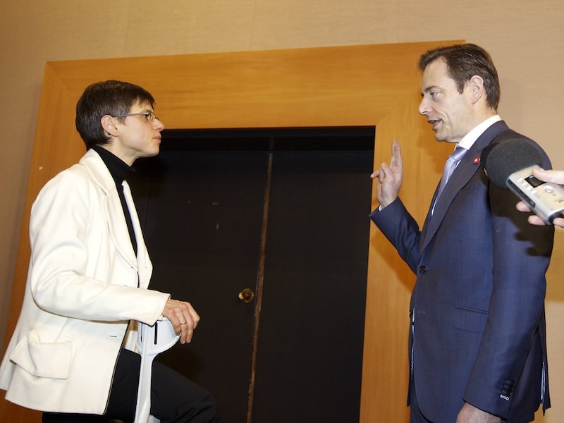 De Wever legt de eed af bij Antwerps gouverneur Cathy Berx (CD&amp;V).