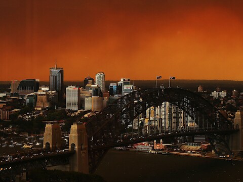 De lucht boven Sydney, verkleurd door tientallen bosbranden die in de nabije omgeving van de stad woeden.