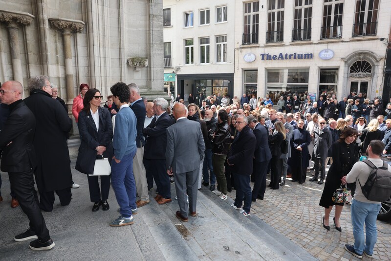 Familieleden, vrienden en bekend Vlaanderen stromen binnen in Sint-Romboutskathedraal