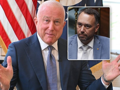 De Amerikaanse ambassadeur Bill White. Inzet: Minister van Buitenlandse Zaken Maxime Prévot (Les Engagés)