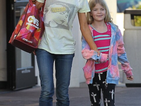 Denise Richards met een van haar dochtertjes.
