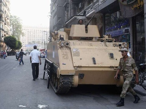 Egyptische soldaten houden de wacht nabij het Tahrirplein in Caïro.
