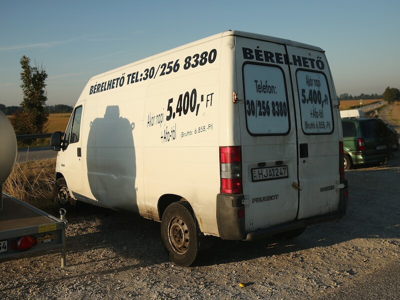 De bestelwagen waarin de 26 vluchtelingen de grens overstaken.