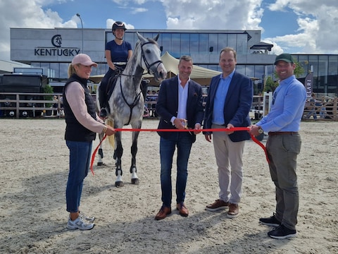 Lintje knip: de internationale piste van Kentucky is nu ook officieel geopend. CEO Thomas Tuytens staat rechts met schepen Gunther Deriemaker en burgemeester Ignace Michaux en Thomas’ vrouw naast zich. 
